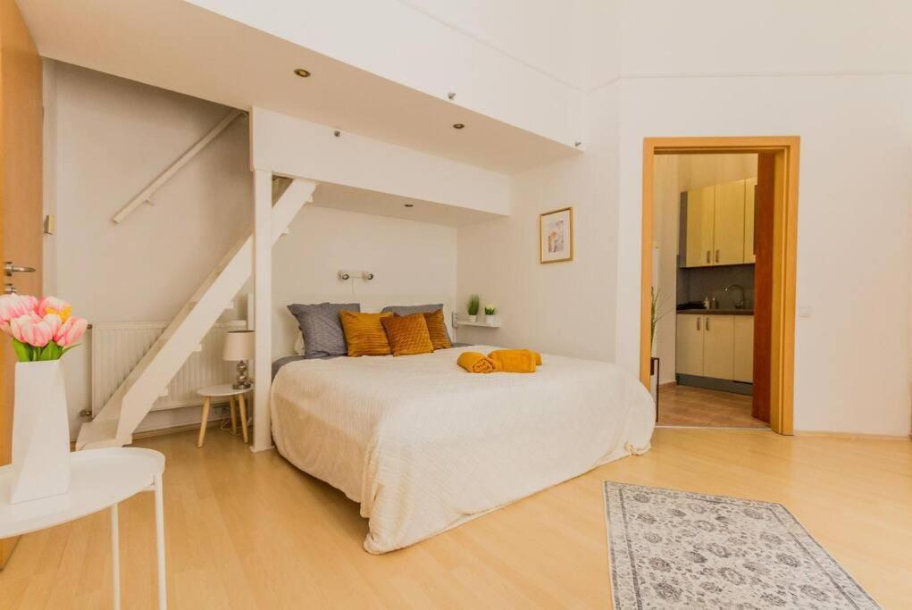Trendy 2 Room Flat, Next To Corvin Mall Free Huge Garage! Ac,Dishwasher,Washmachine, Smart Tv Budapest Exterior photo