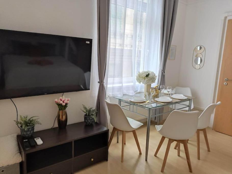 Trendy 2 Room Flat, Next To Corvin Mall Free Huge Garage! Ac,Dishwasher,Washmachine, Smart Tv Budapest Exterior photo