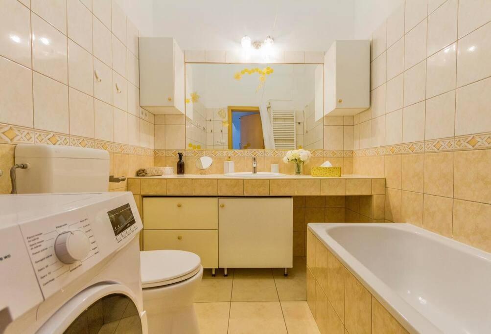Trendy 2 Room Flat, Next To Corvin Mall Free Huge Garage! Ac,Dishwasher,Washmachine, Smart Tv Budapest Exterior photo